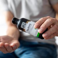 Mann gibt Hautpflegeprodukt in die Hand