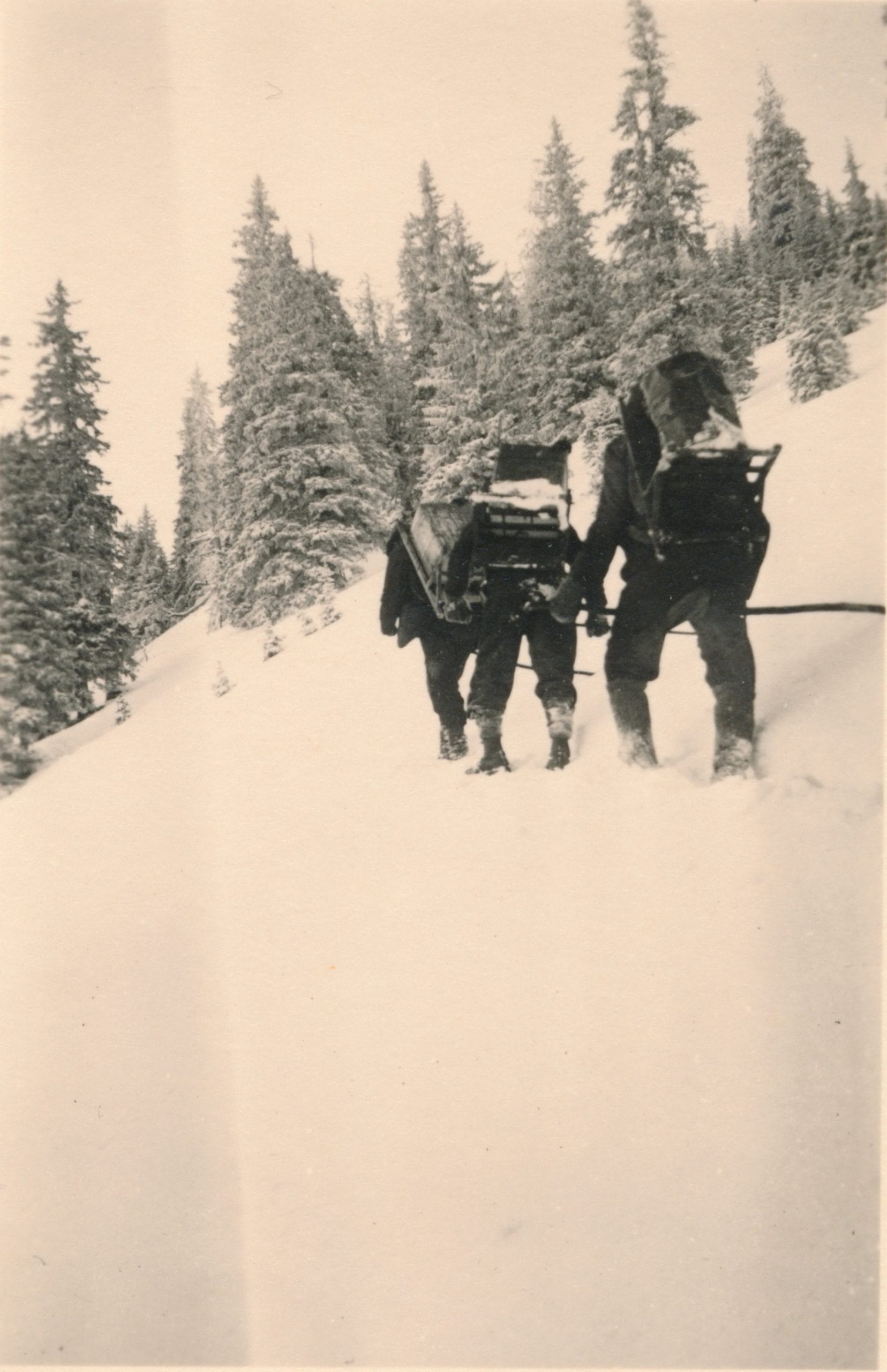 Auch bei Schnee musste das Tiroler Steinöl aufs Joch gebracht werden