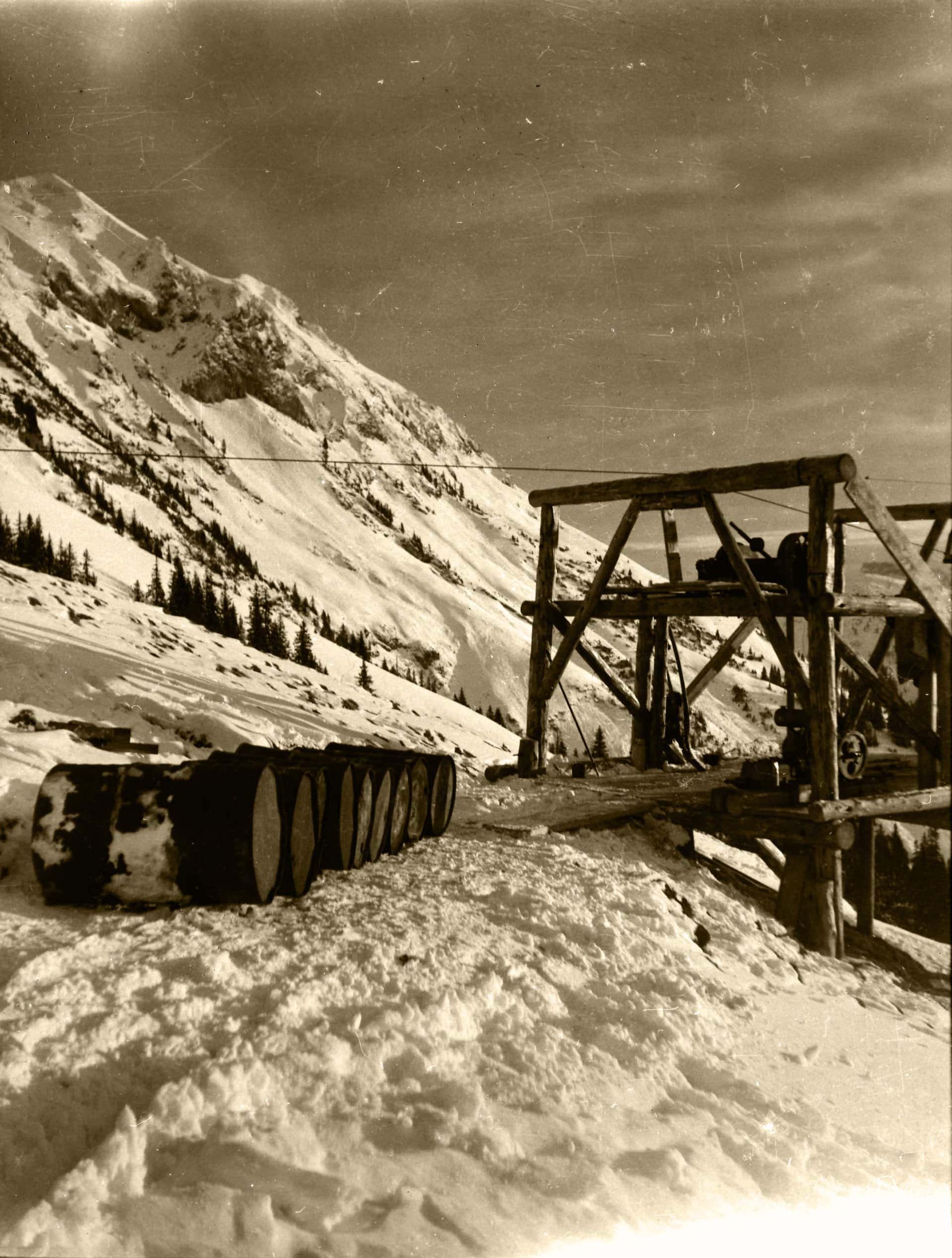 Die Bergstation am Gröbner Joch mit den 200-Liter Ölfässern