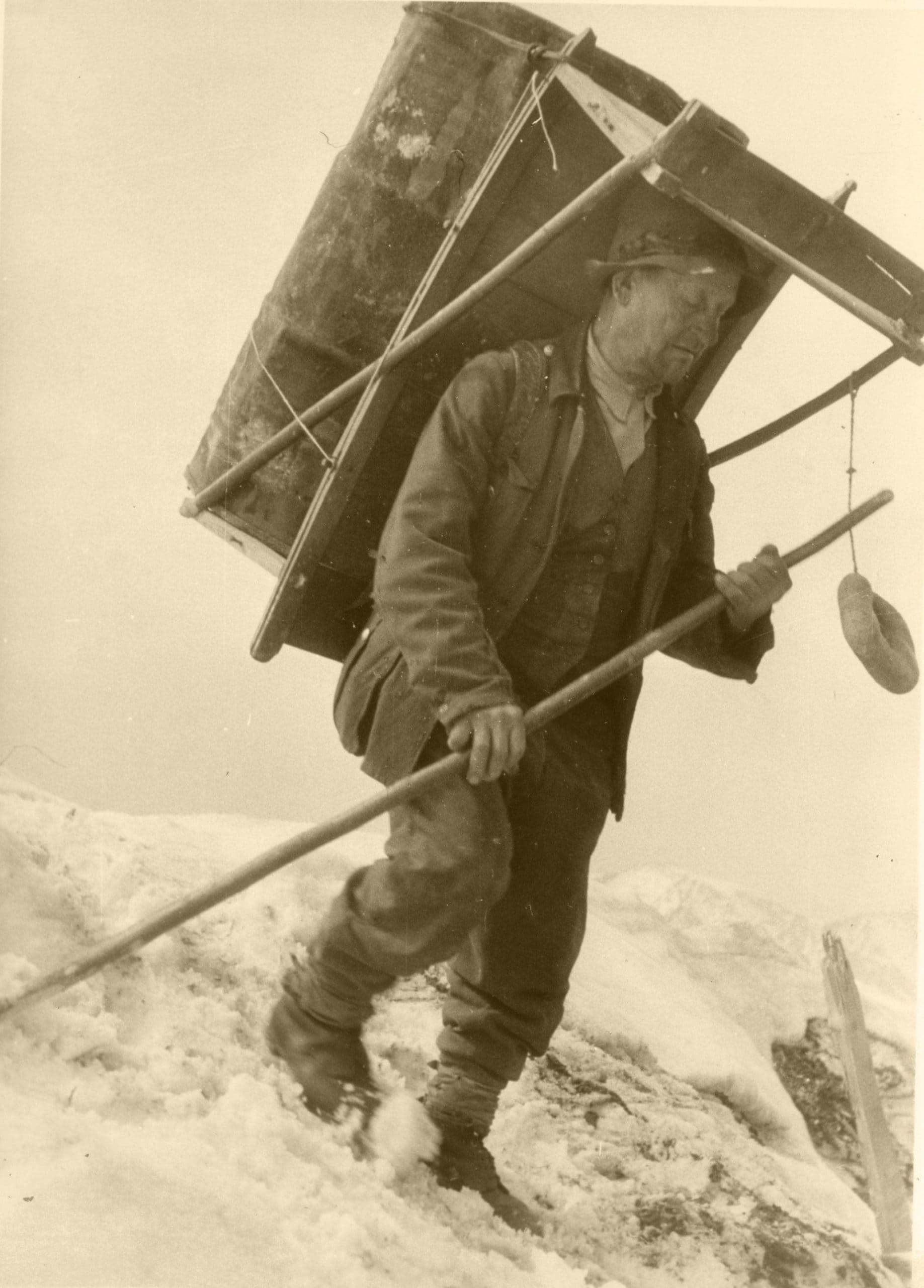 Mühseliger Transport des Tiroler Steinöls aufs Gröbner Joch