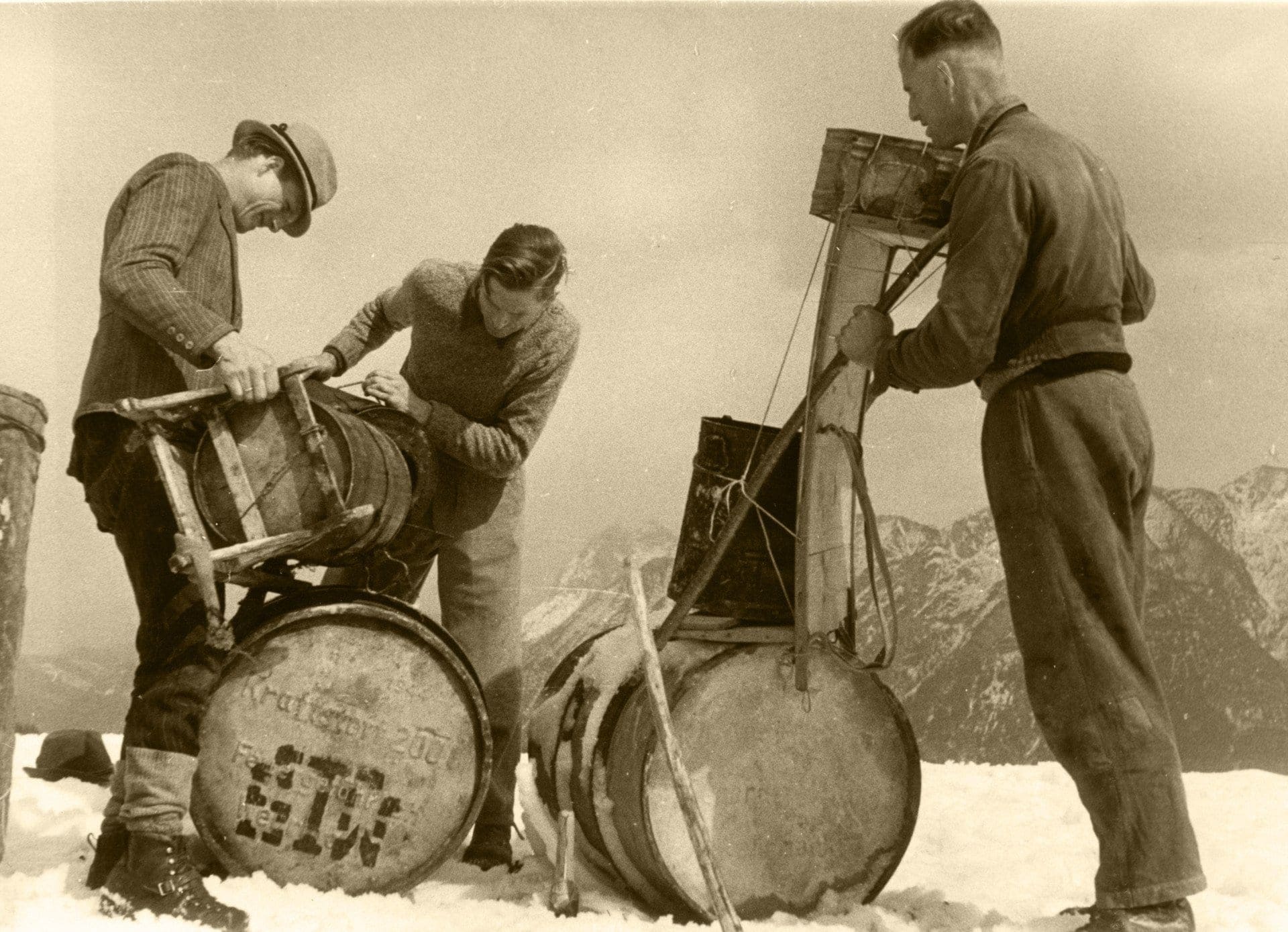 Umfüllen des Tiroler Steinöls in 200 Liter Fässer