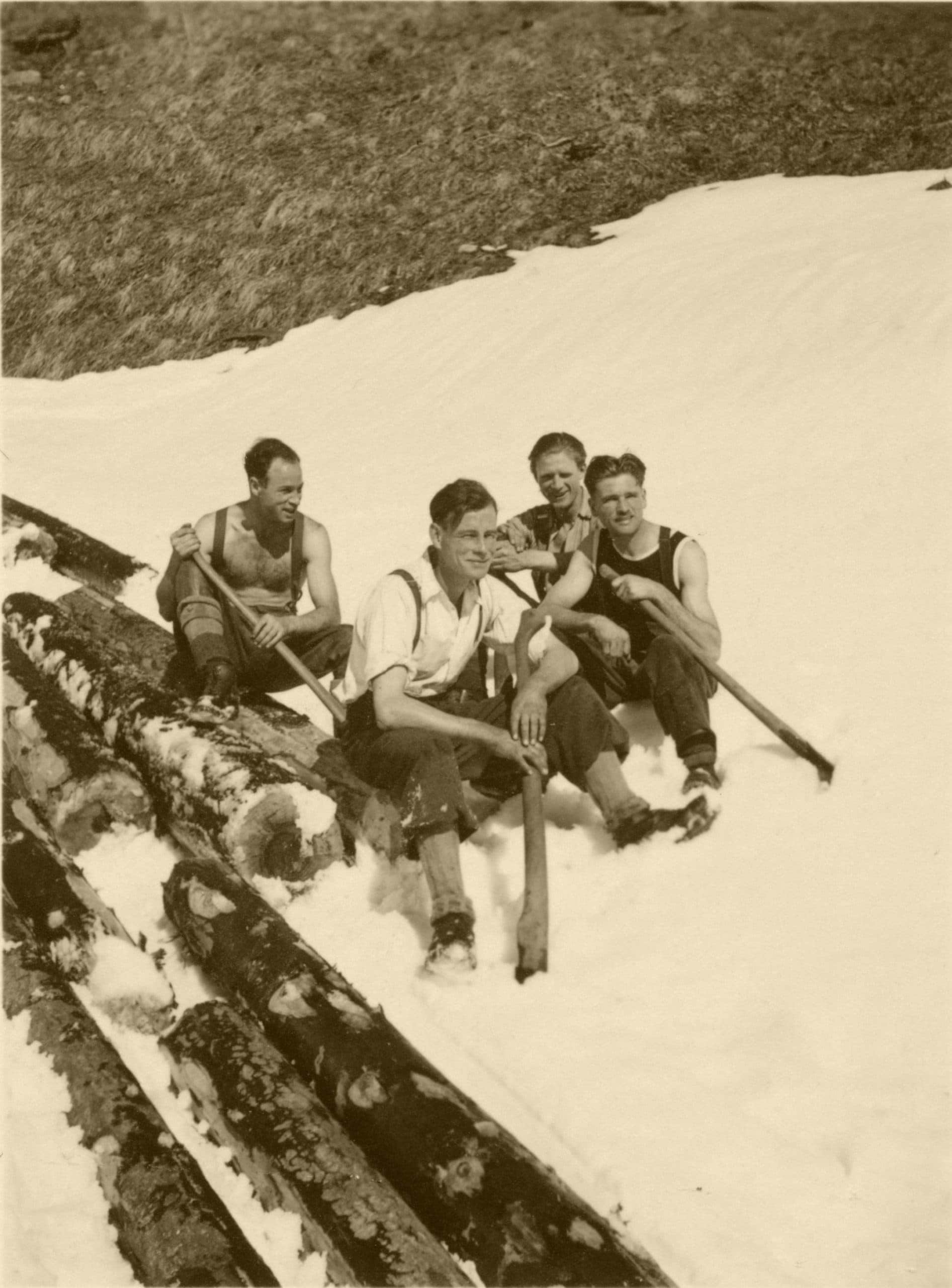 Sepp, Hans, Martin jun. und Ernst beim Holzarbeiten im Bächental