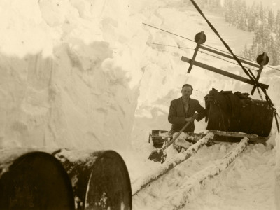 Beladen der Seilbahn hinter der Steinölbrennerei