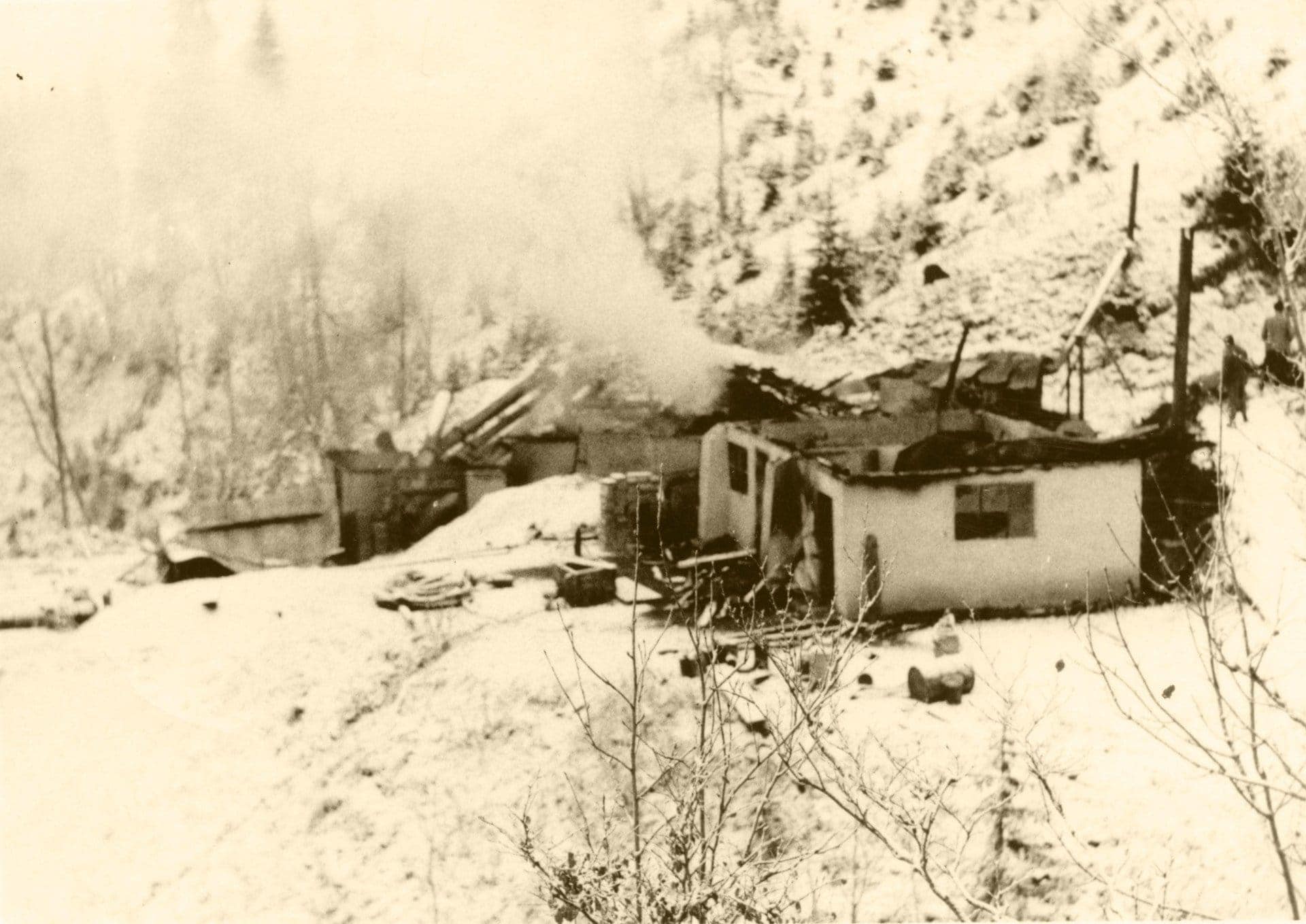 Die Überreste der Steinölbrennerei nach dem Brand 1957