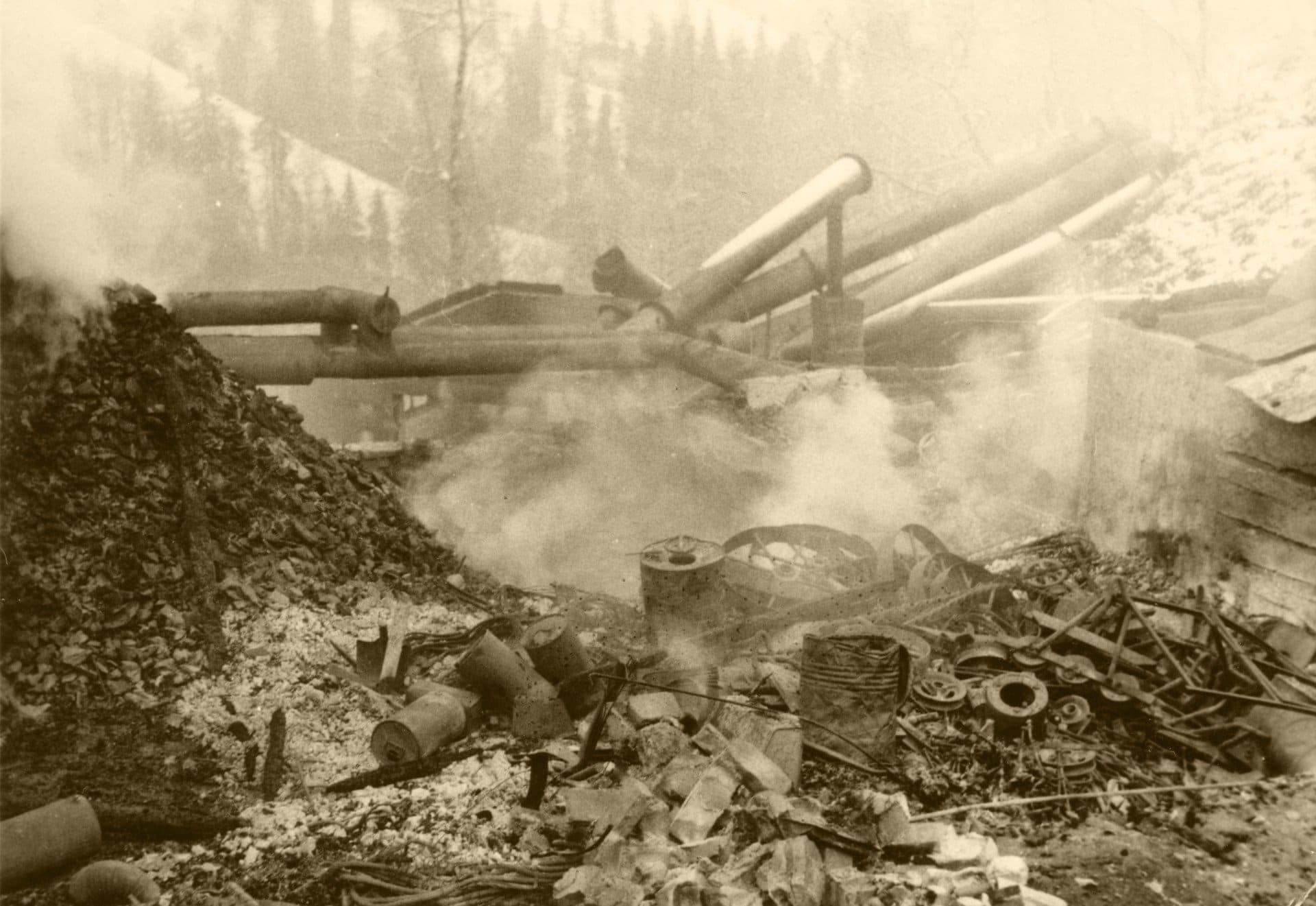 Die Überreste der Steinölbrennerei nach dem Brand 1957