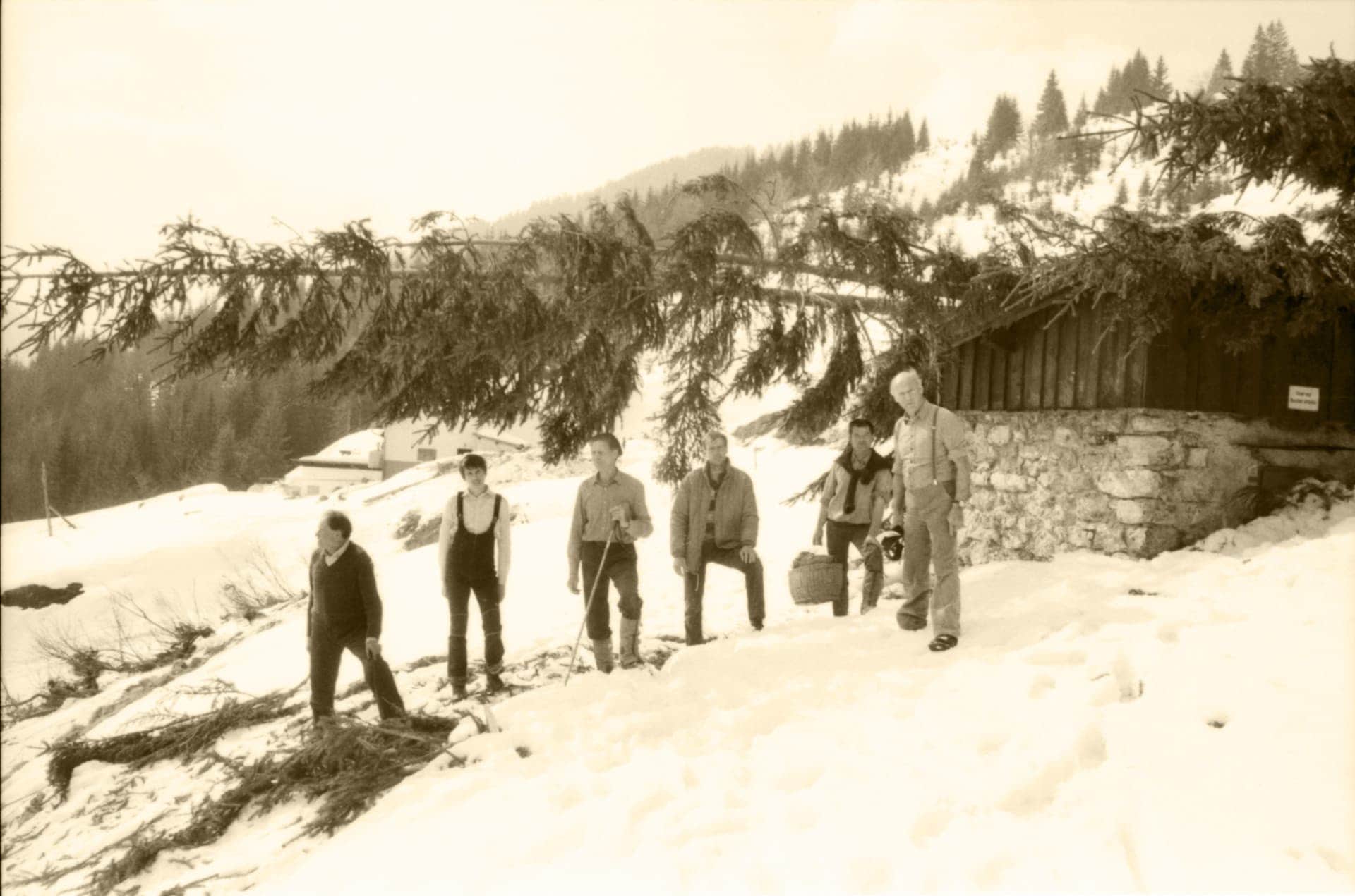 Schadensbegutachtung nach der Lawine 1984 im Bächental