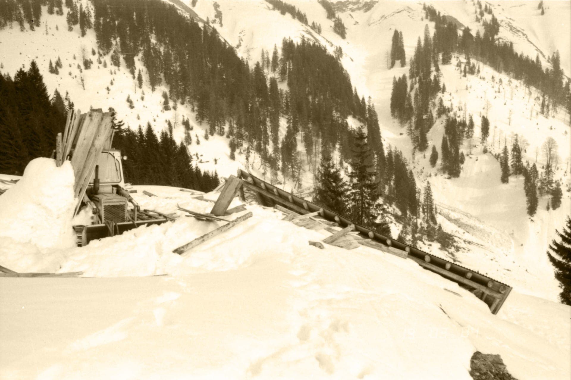 von der Lawine mitgerissenes Gerätehaus im Steinbruch Bächental 1984