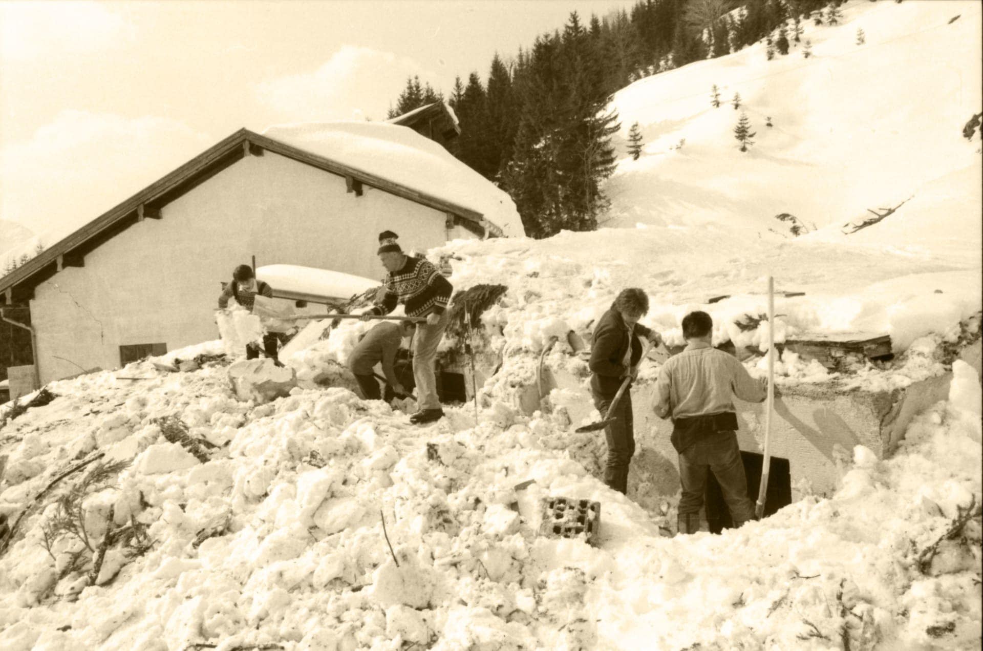 Aufräumarbeiten am Maschinenhaus nach der Lawine 1984 im Bächental