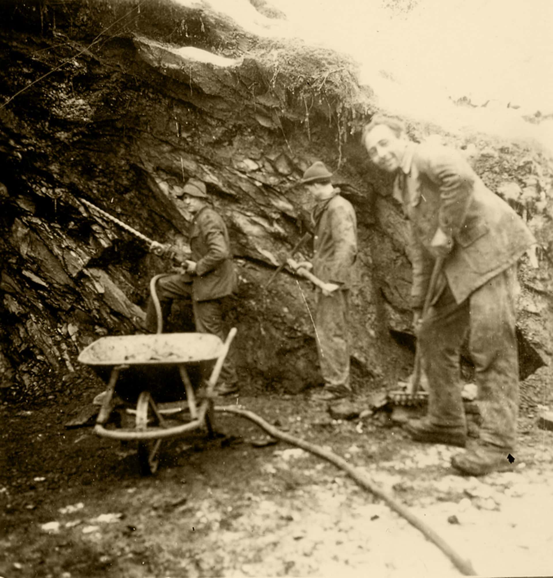 Arbeiten im Ölschieferbergbau