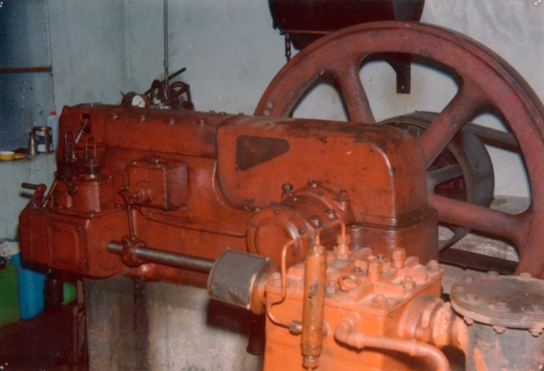 Deutz Einzylinder Dieselmotor in der Steinölbrennerei im Bächental