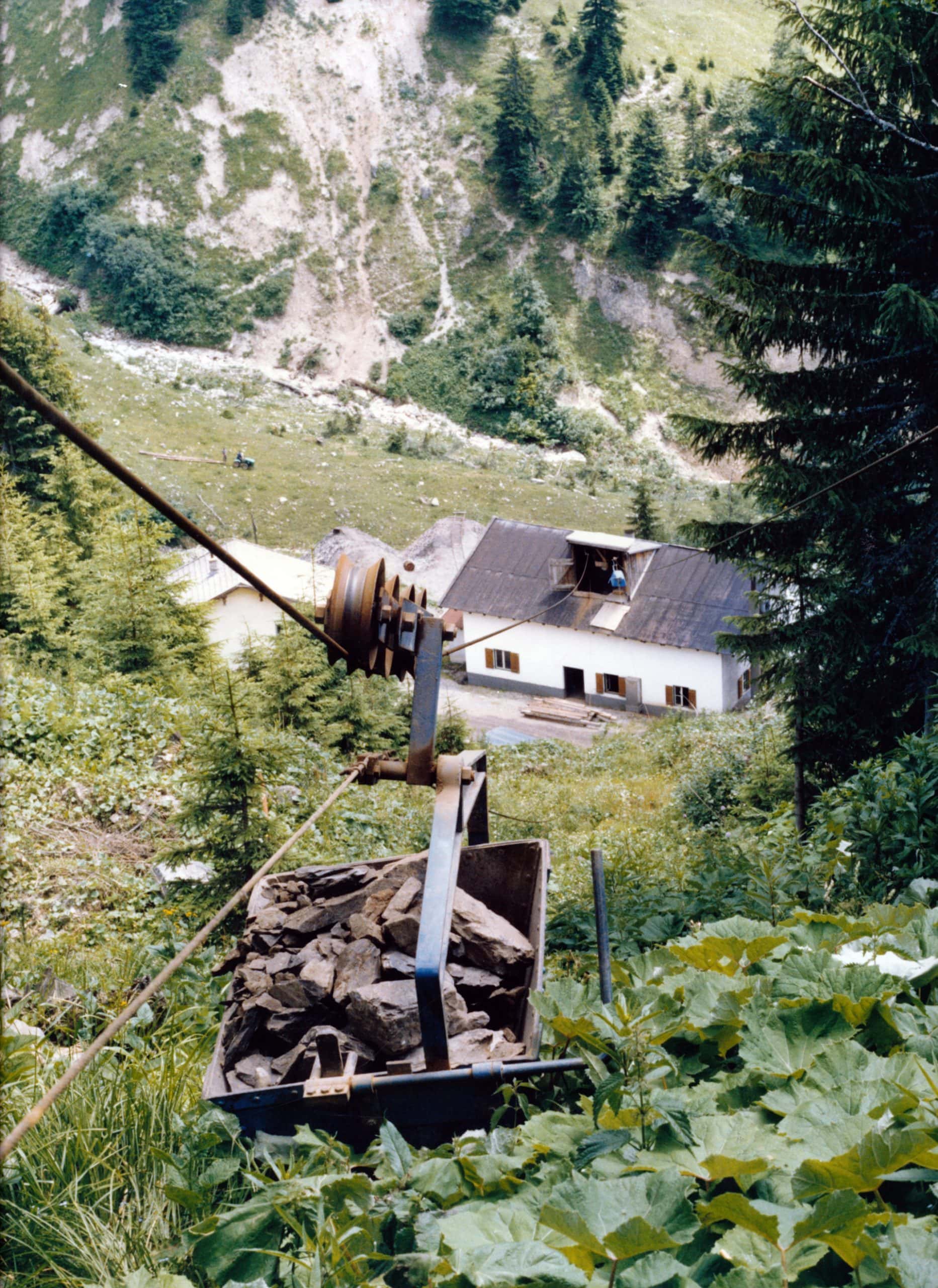 Die Materialseilbahn birngt den Ölschiefer per Schwerkraft in die Steinölbrennerei