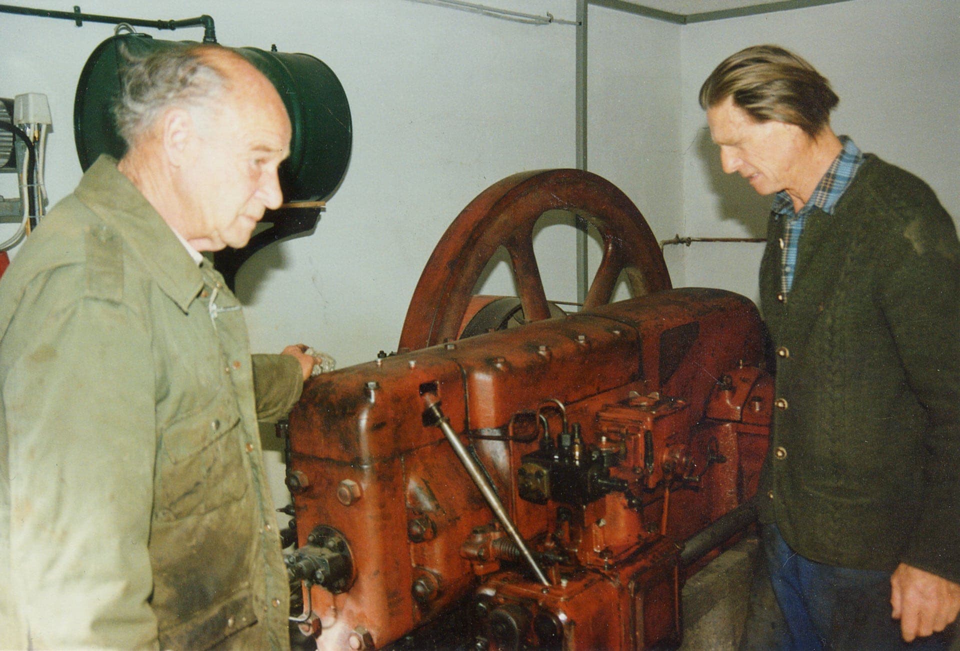 Sepp und Martin Albrecht jun. beim starten des wertvollen Deutz Motors