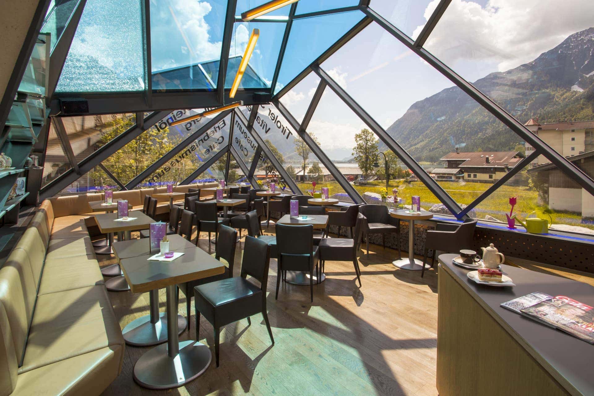 Panoramacafe im 1. Obergeschoss des Tiroler Steinöl Vitalbergs