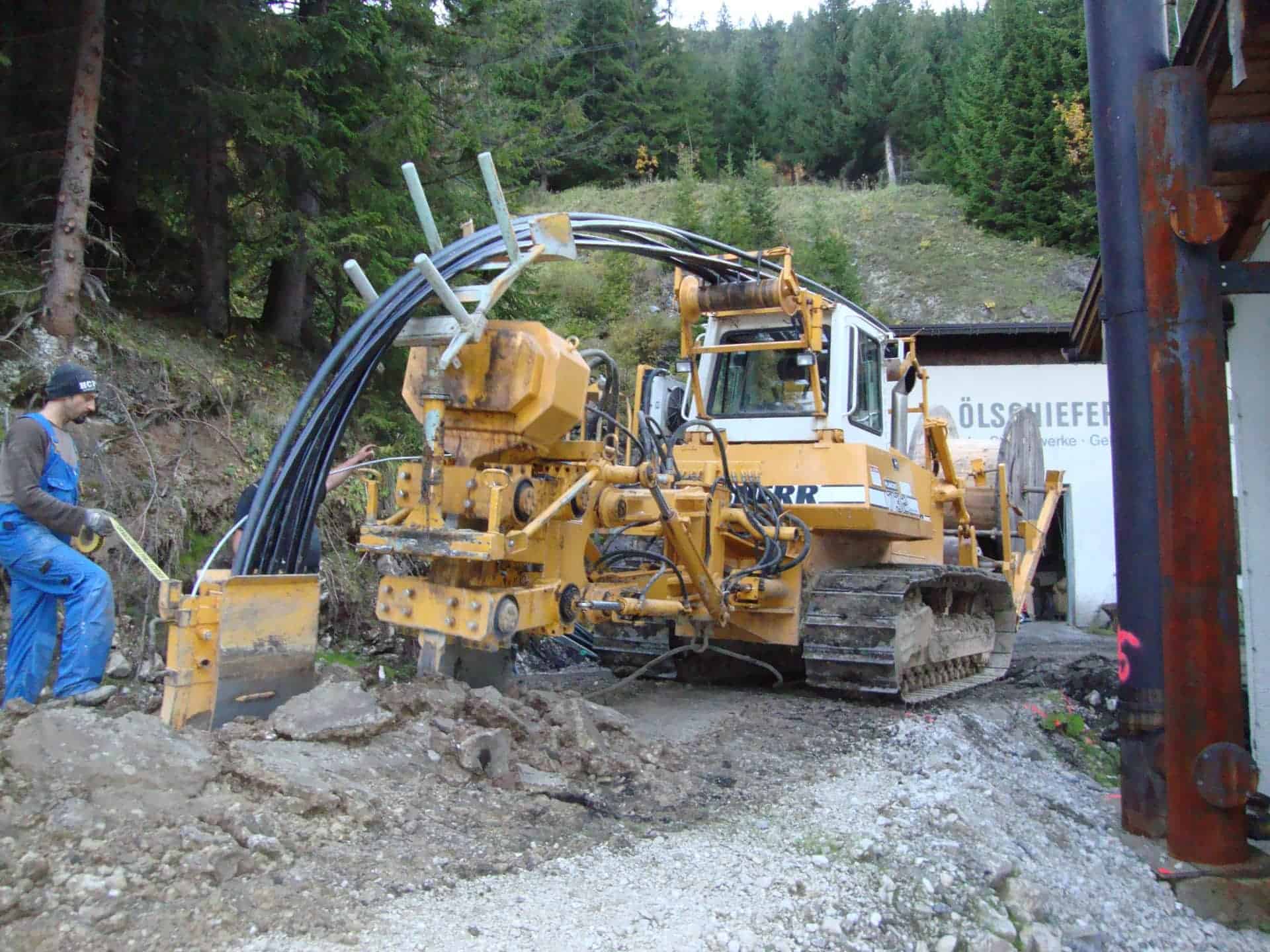 Verlegung der Stromkabel in der Steinölbrennerei Bächental