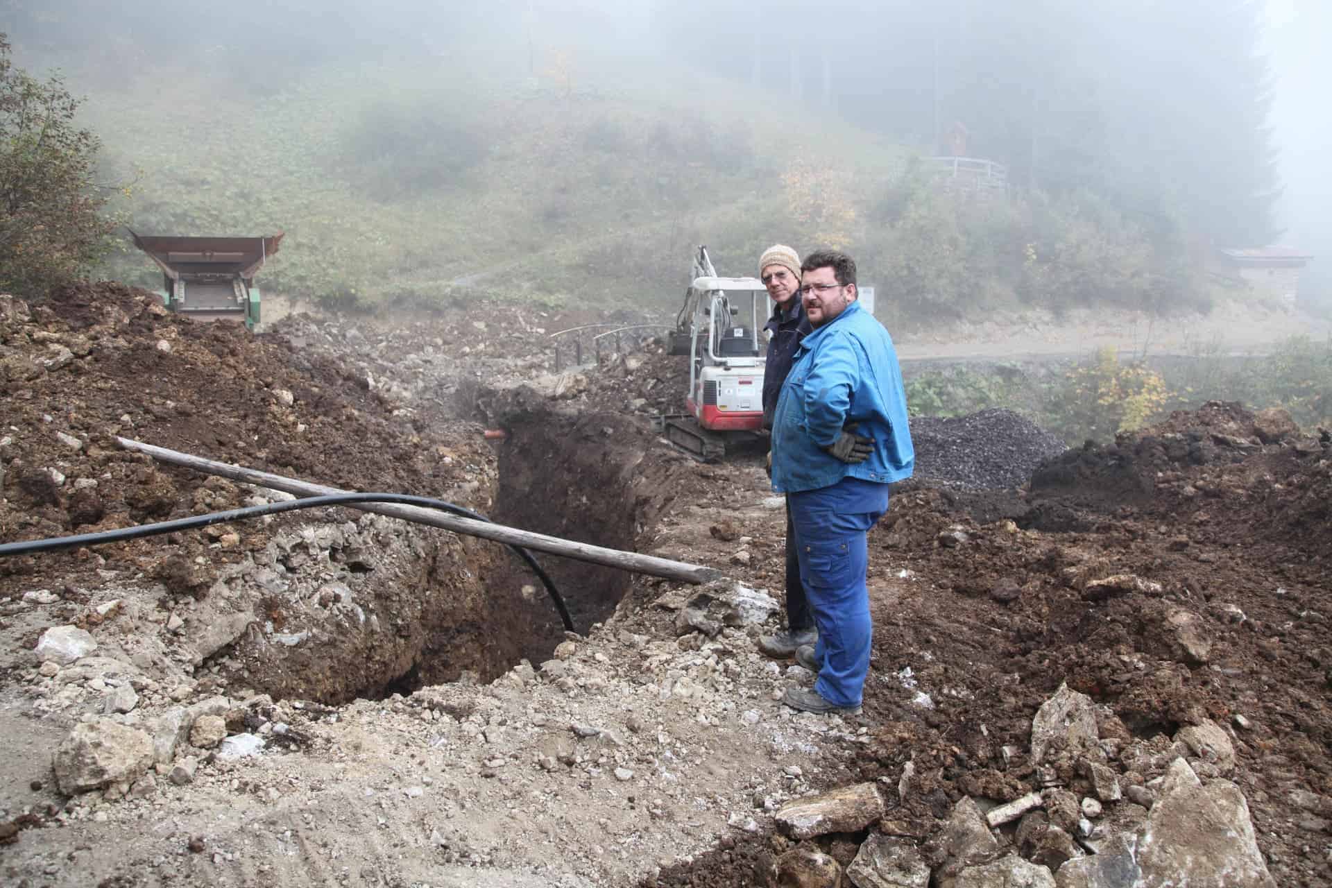 Verlegung der Stromkabel in der Steinölbrennerei Bächental