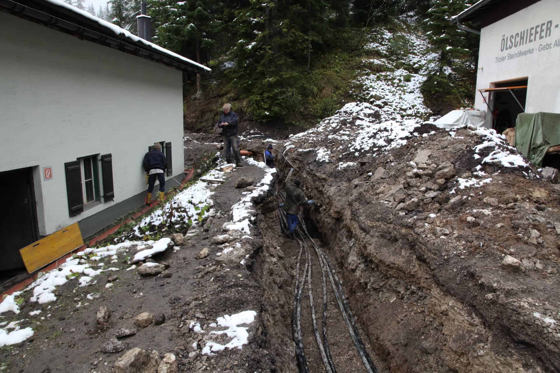 Verlegung der Stromkabel in der Steinölbrennerei Bächental