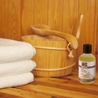 Sauna Utensilien: Handtücher und Ölflasche