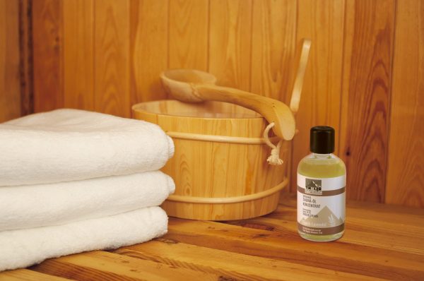 Sauna Utensilien: Handtücher und Ölflasche