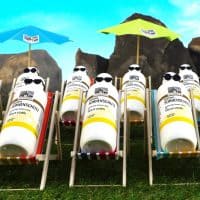 Sonnencreme-Flaschen auf Liegen im Freien