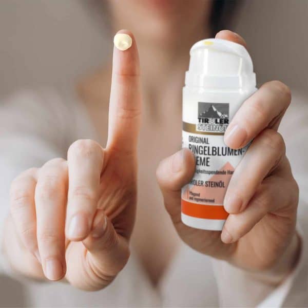 Finger mit Ringelblumensalbe auftragen